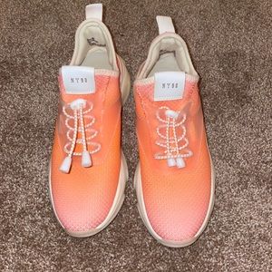 Sz 8 Steve Madden NY 90 sneakers